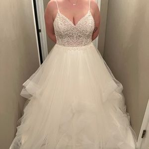 Never worn Stella York wedding dress